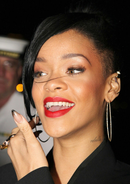 Rihanna+Brooklyn+Decker+Rihanna+attending+PwIMKNOJoUDl